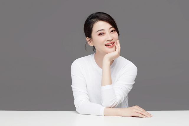 鄢颇现状，现已49岁的鄢颇如今现状如何（李小冉前男友鄢颇）