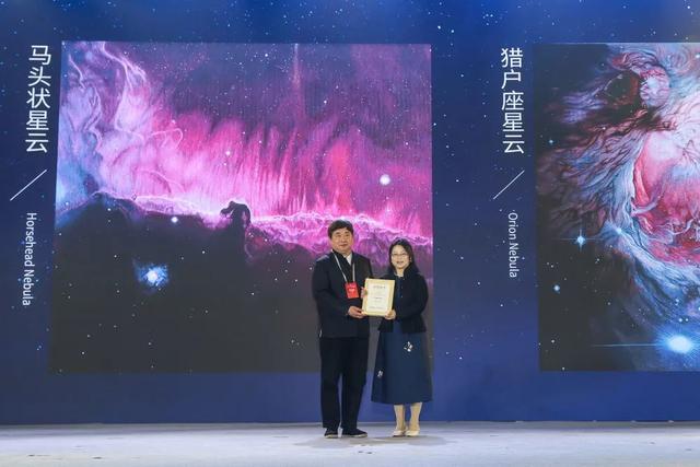 唯美星空怎么画出来，怎么画出美丽的星空（美女用一根针“画”出万种绚丽星空）