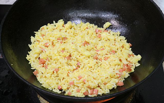 蛋炒饭的制作方法，制作蛋炒饭方法（无人问津的冷饭瞬间变成香饽饽）