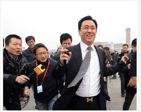 许家印的儿子，许家印生了几个孩子？（2018年许家印携妻陪父回老家）