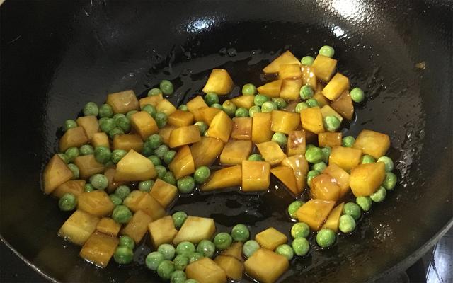 红肠怎么做好吃，红肠怎么炒好吃（营养美味懒人必备）