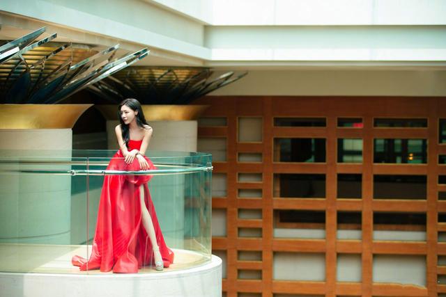 周冬雨照片头像，演员周冬雨照片（周冬雨连换两套造型）