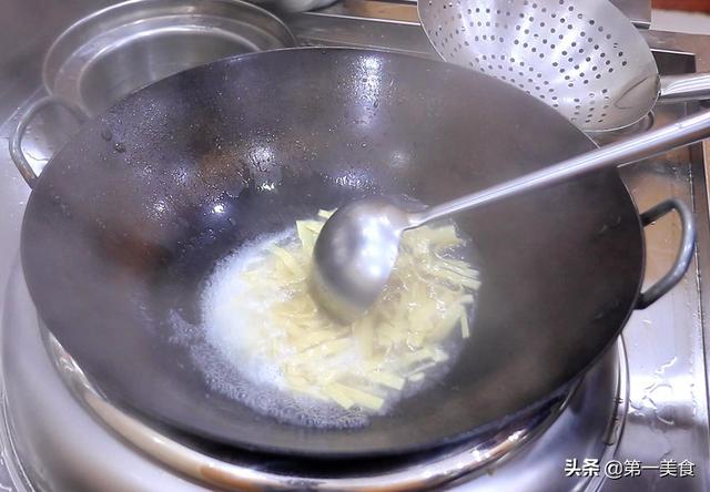 酸菜汤怎么做好喝，如何做酸菜瘦肉汤好喝（天越冷越爱吃的酸菜炖锅）