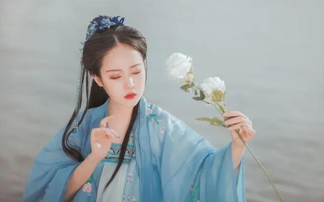 铜雀春深锁二乔的意思，却成为情侣之间常说的甜言蜜语