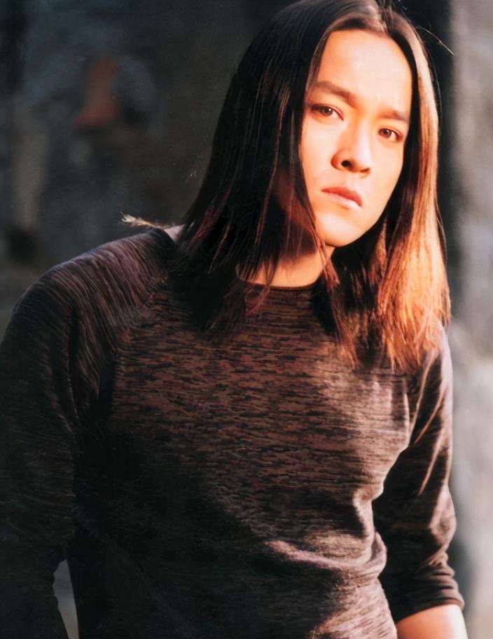 江一燕疑似恋情曝光,与长发男大街腻歪依偎,曾0片酬出演其电影