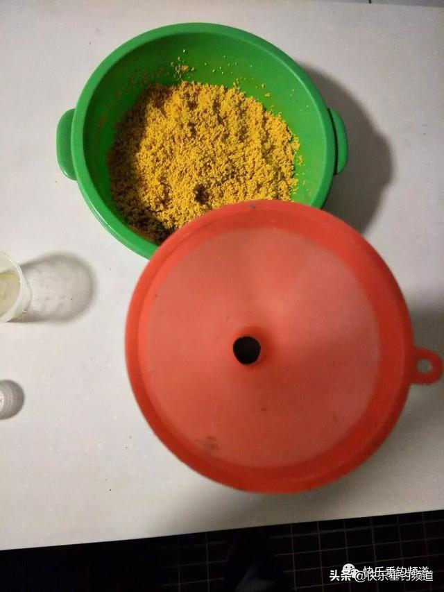钓鱼窝料自制方法，钓鱼窝料制作方法（简单几步，高效自制酒米窝料）