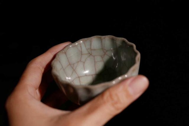 开片和冰裂有什么区别，汝窑怎么开片最漂亮（冰裂纹青瓷的成因与特色）