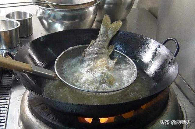 家常焖鱼最简单做法，鹏厨教你做酱焖鱼