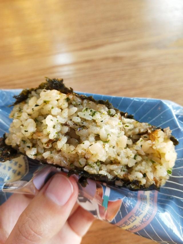 一个饭团的热量是多少，饭团热量（罗森便利店的4种恶魔饭团测评）