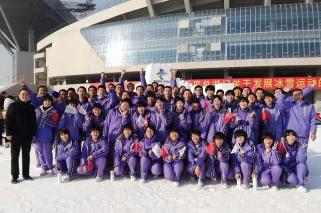 感谢老师的锦旗，表达感谢老师的锦旗标语（河北家长给老师送来锦旗和感谢信）