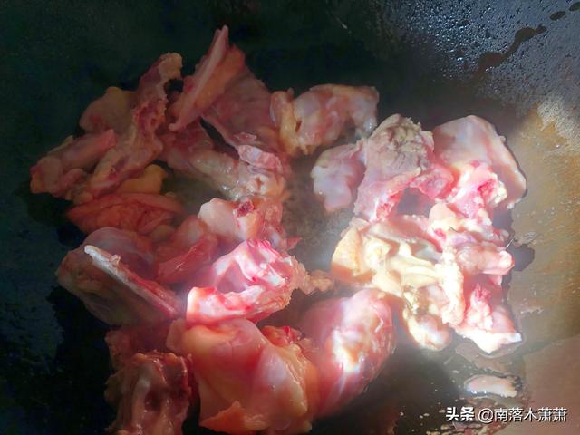 青椒炒鸡架的家常做法，青椒炒鸡架怎么做好吃（去市场两块五买了一个生鸡架）