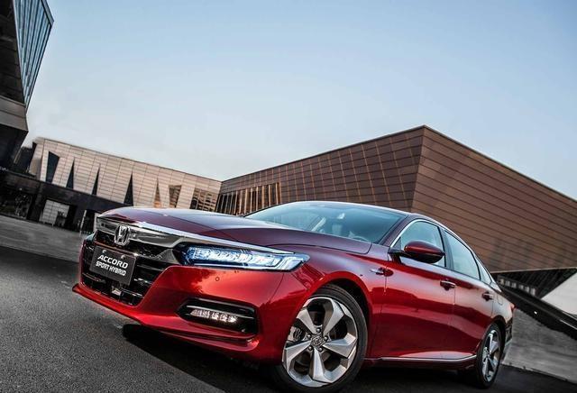 思铂睿和雅阁哪个好，17款本田思铂睿怎么样（本田思铂睿和雅阁哪个值得入手呢）