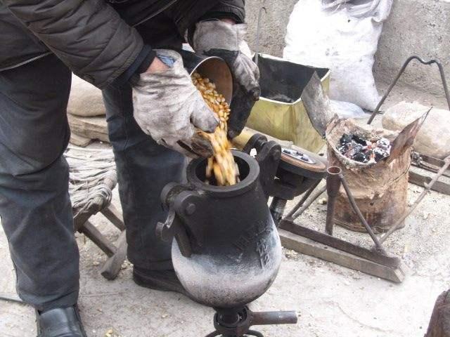 老式爆米花香脆用什麼方法,老式爆米花的做法(只有農村人才知道的老式