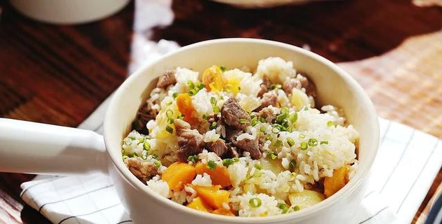 胡萝卜焖饭步骤，萝卜焖米饭怎么做（好看好吃的胡萝卜焖饭）