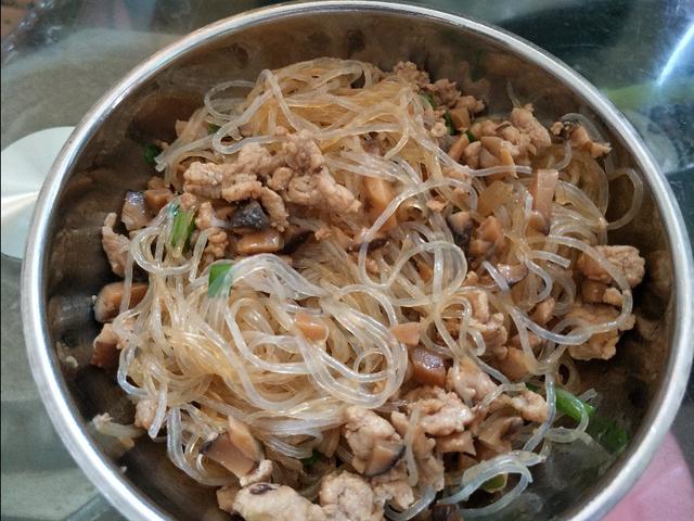 广东蒸米粉怎么做，广东蒸米粉怎么做好吃又简单（我家还是喜欢这样做的）