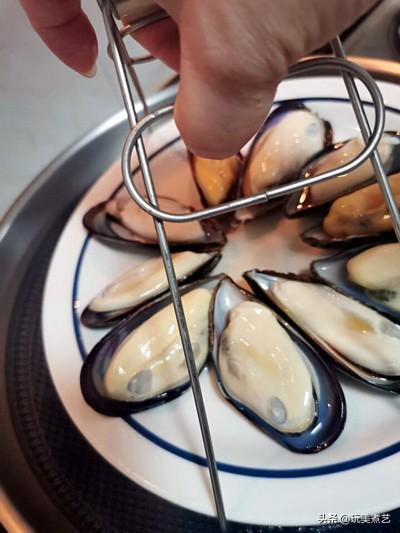 正确清洗淡菜的方法是怎样的，正确清洗淡菜的方法是怎样的呢（恨不得立马吃进嘴里的金针菇烩淡菜）