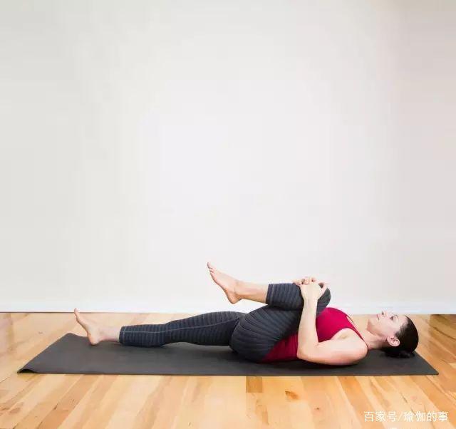 在床上可以做的瑜伽有哪些，在床上可以做的瑜伽有哪些运动（适合在床上做的9个瑜伽体式）