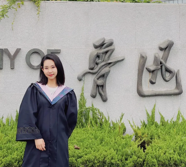 学士服里面穿什么衣服好看，让学士服穿得好看（美院“四大顶流”学士服PK）