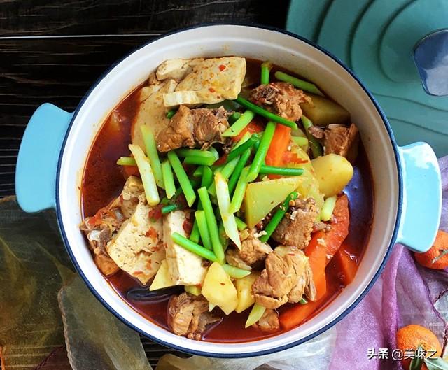 大马哈鱼怎么做好吃，美食推荐：排骨炖时蔬