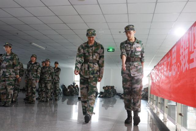 军训期间有什么可以多人玩的游戏，军训的时候可以玩什么游戏（军训奇妙行为大赏）