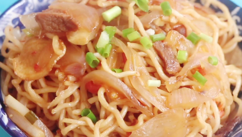 【洋葱焖面】做法步骤图 出锅比吃肉还香 全家都爱吃-起舞食谱网