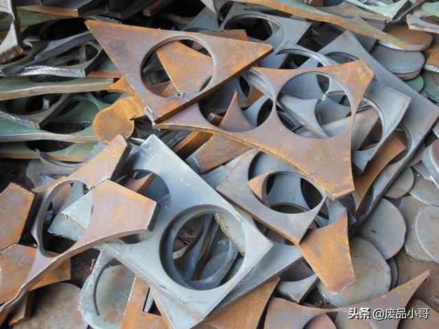 废模含孟具钢回收今日价格表，废旧模具铁回收多少钱一吨