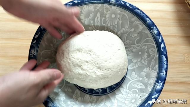 半发面的制作过程，天津传统水馅包子半发面制作方法（半发面油饼：一斤面）