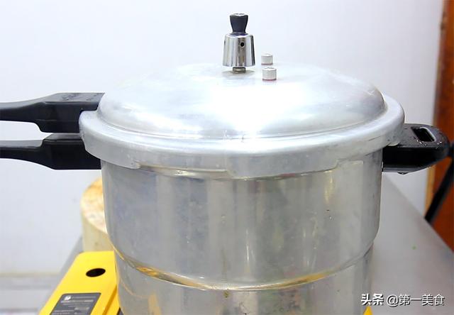 炖牛腩正宗做法，土豆炖牛腩的正宗做法（厨师长分享土豆炖牛腩的做法和技巧）