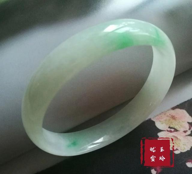 什么玉镯最好，什么玉镯最好有灵性养人（如何选择一款合适自己的玉手镯———玉手镯选择“五步法”）