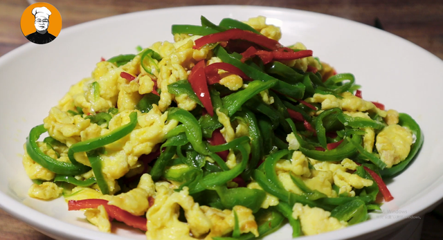 尖椒炒鸡蛋的家常做法，尖椒炒鸡蛋的做法（看酒店大厨怎么做青椒炒鸡蛋）