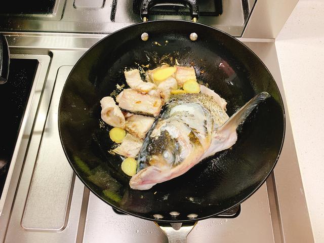 番茄鱼头汤有什么作用，西红柿鱼头汤的功效作用（别忘了加一种食材）