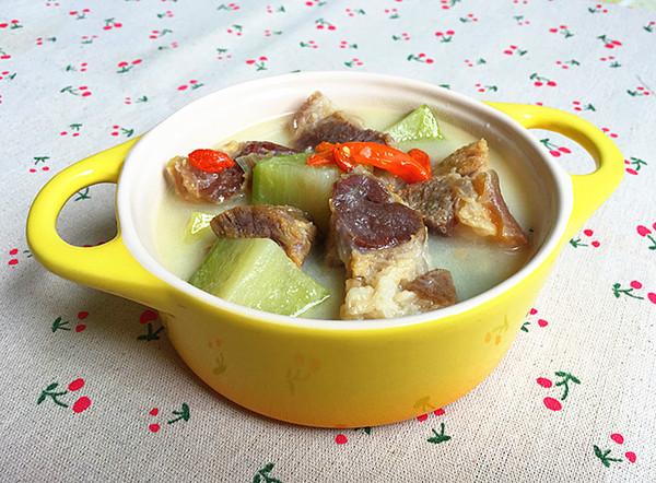 腊猪蹄炖什么好吃，腊猪蹄和什么一起炖好吃（萝卜炖腊猪蹄肉）