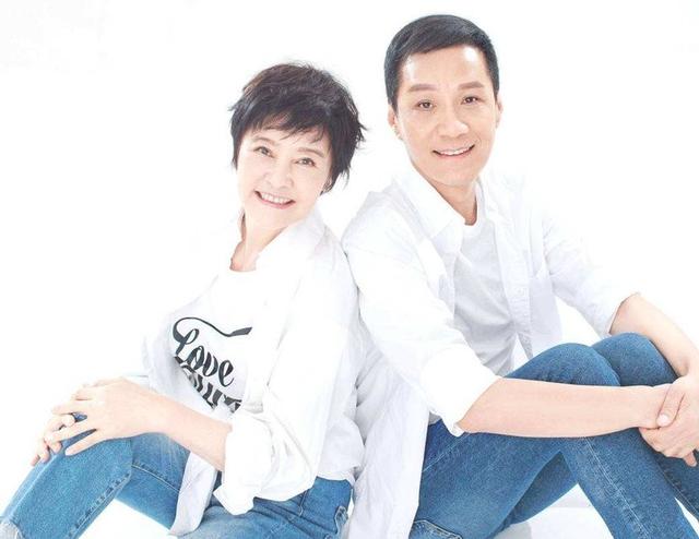 冯远征，因跳伞放弃高考，又被中戏嫌弃丑，老婆比他大8岁