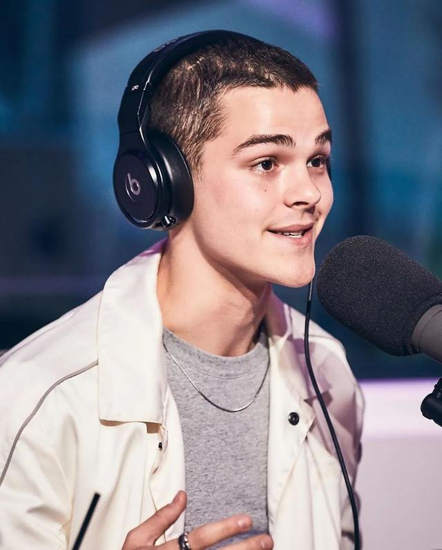 aj 是什么,aj系列所有款式图片(18岁美国新生代男歌