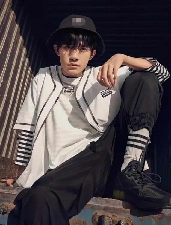 易烊千玺的图片，易烊千玺头像微信（喜欢这个词太肤浅我对你的感觉不止如此）