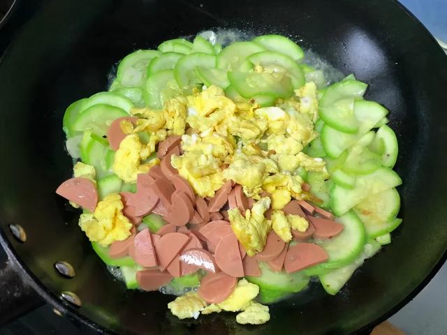 小瓜炒鸡蛋的做法，角瓜炒鸡蛋家常做法（年夜饭必备的家常菜）