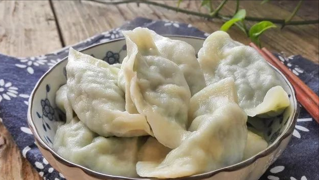 韭菜肉馅饺子怎么调馅，韭菜肉馅饺子怎么调馅更鲜窍门（牢记“3放2不放”韭菜碧绿不发黑）