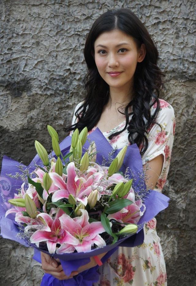 潘启翀李彩桦,因拒绝潜规则被雪葬(与富商认识半年就闪婚)