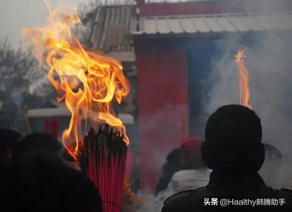 艾灸烟对人体有害吗，艾条的烟对身体有害吗（燃烧的香和艾灸治疗有致癌物）