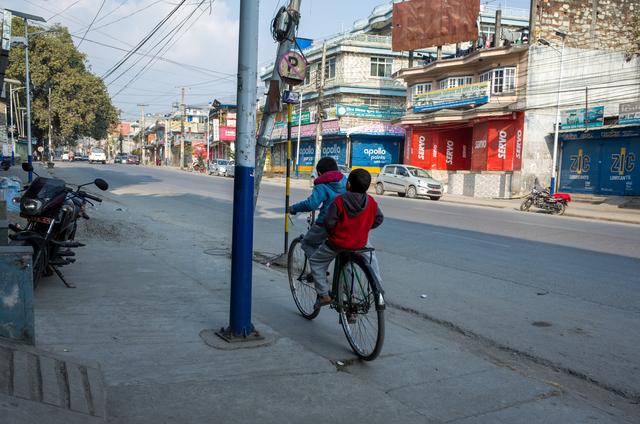 尼泊尔在哪里，尼泊尔是哪个国家首都（12岁男孩摆地摊挣生活费）