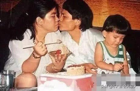 赌神龙五，儿子留长发化浓妆太夸张（赌神龙五扮演者图片）