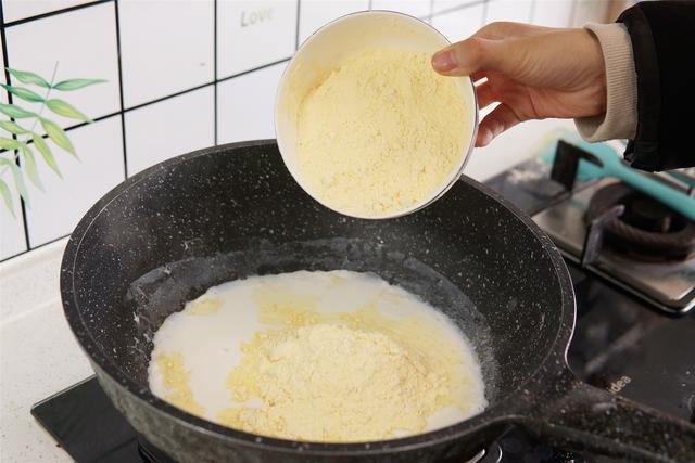 玉米碴子怎么做才好吃，怎样煮玉米碴子（松软香甜比馒头强多了）