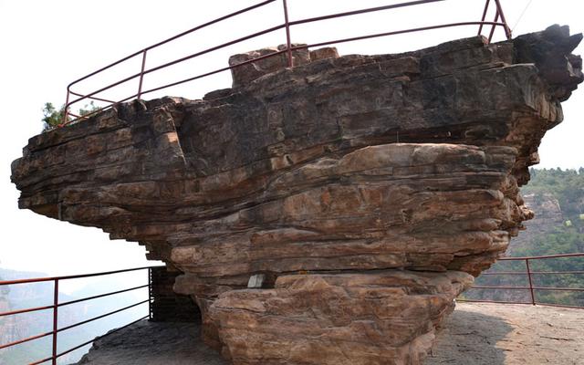 僧、尼、道共居一山修行  承德丰宁白云古洞景区，僧、尼、道共居一山修行（有一桥飞架两山之间的千年古刹）