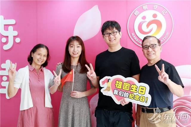 敬礼是左手还是右手，升国旗敬礼是左手还是右手（沪上新人以爱的名义与国同庆）