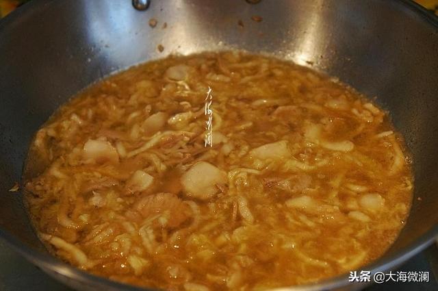 怎样做五花肉炖酸菜冻豆腐，酸菜炖五花肉冻豆腐怎么做（隔三差五来一顿还是吃不够）