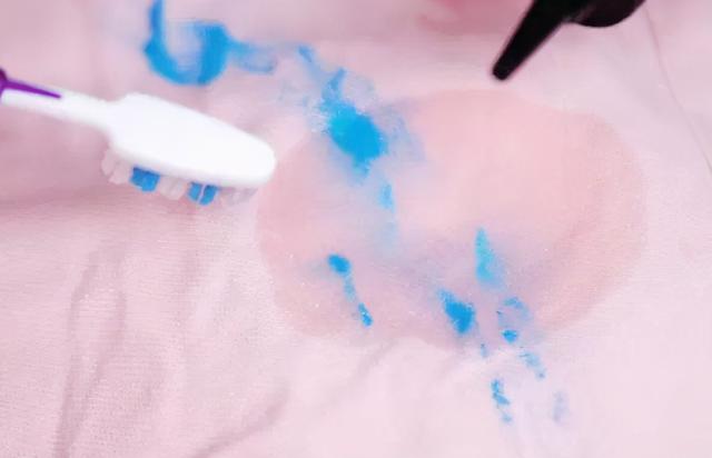 马克笔弄到衣服上可以洗掉吗，马克笔涂衣服上能洗掉吗（衣服上“污渍”难除）