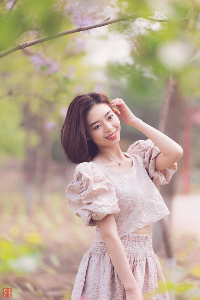 记住12个拍照姿势动作，拍照动作叫什么POS（经典好看的8个拍照姿势）