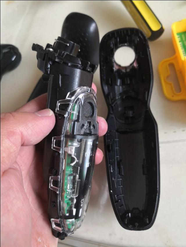 电池老化的剃须刀更换电池，剃须刀电池坏了（飞利浦剃须刀s5000更换电池起死回生）