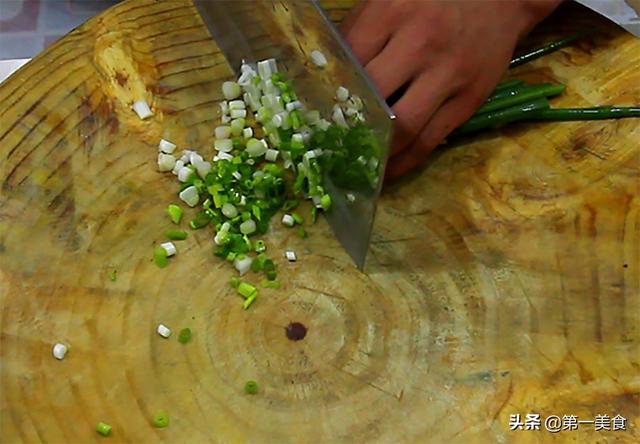 如何做葱花鸡蛋饼，做葱花鸡蛋饼的作文（小葱煎鸡蛋饼最简单的做法）