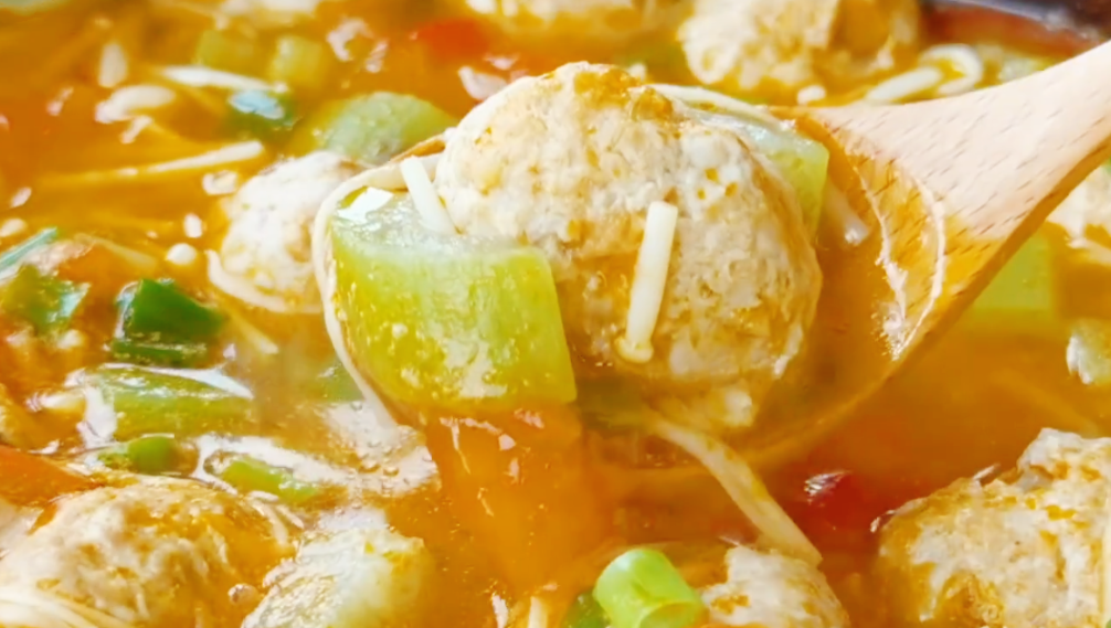 【絲瓜番茄肉丸湯】做法步驟圖 一周吃3次不過癮 做法特簡單-起舞食譜網(wǎng)